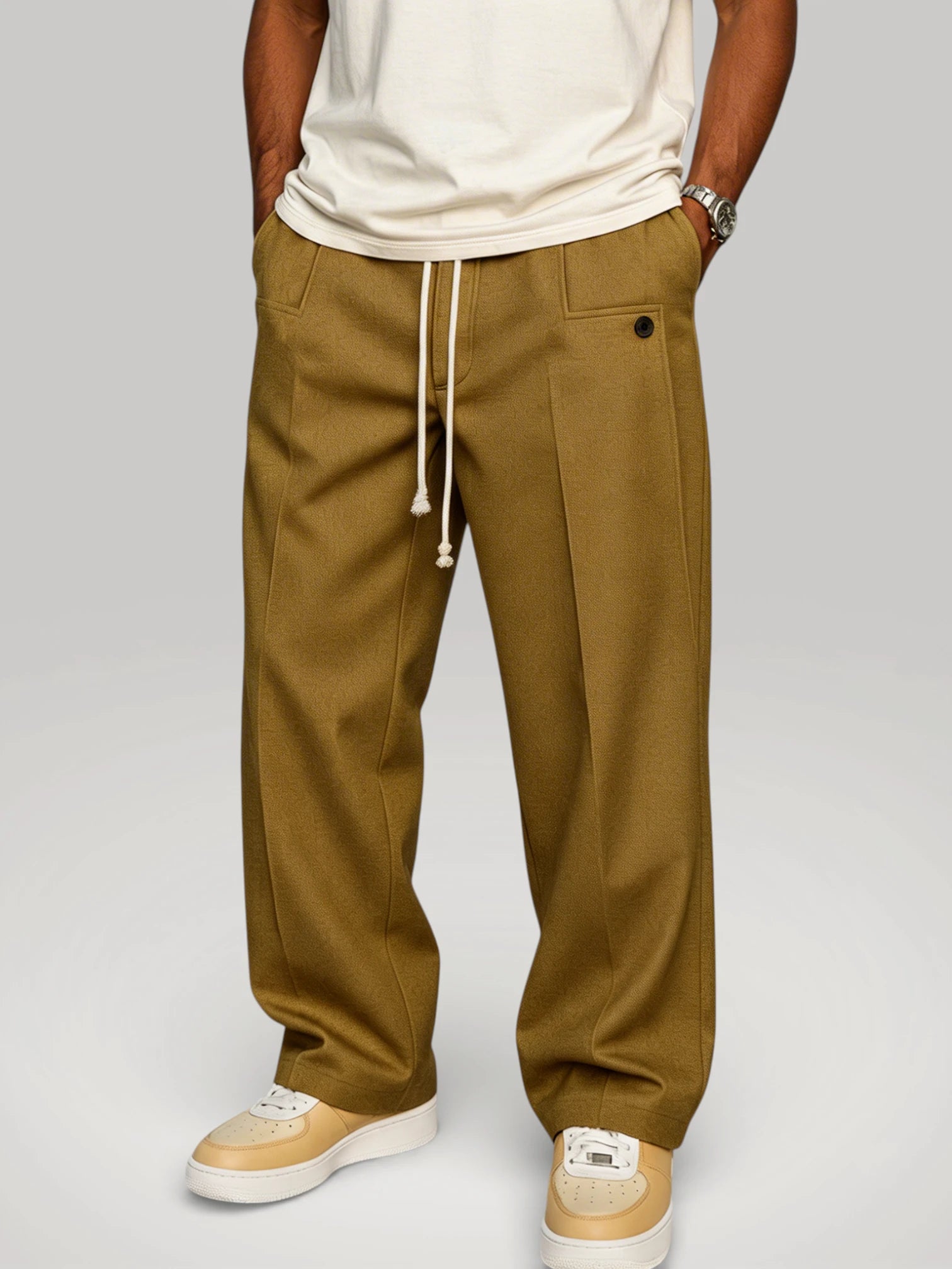 Pantalon large homme couleur kaki sable modèle Élysée porté avec des baskets - Urbain Couture