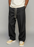 Mannequin portant le pantalon fluide homme Noir Profond style français Élysée avec cordon de serrage Urbain Couture