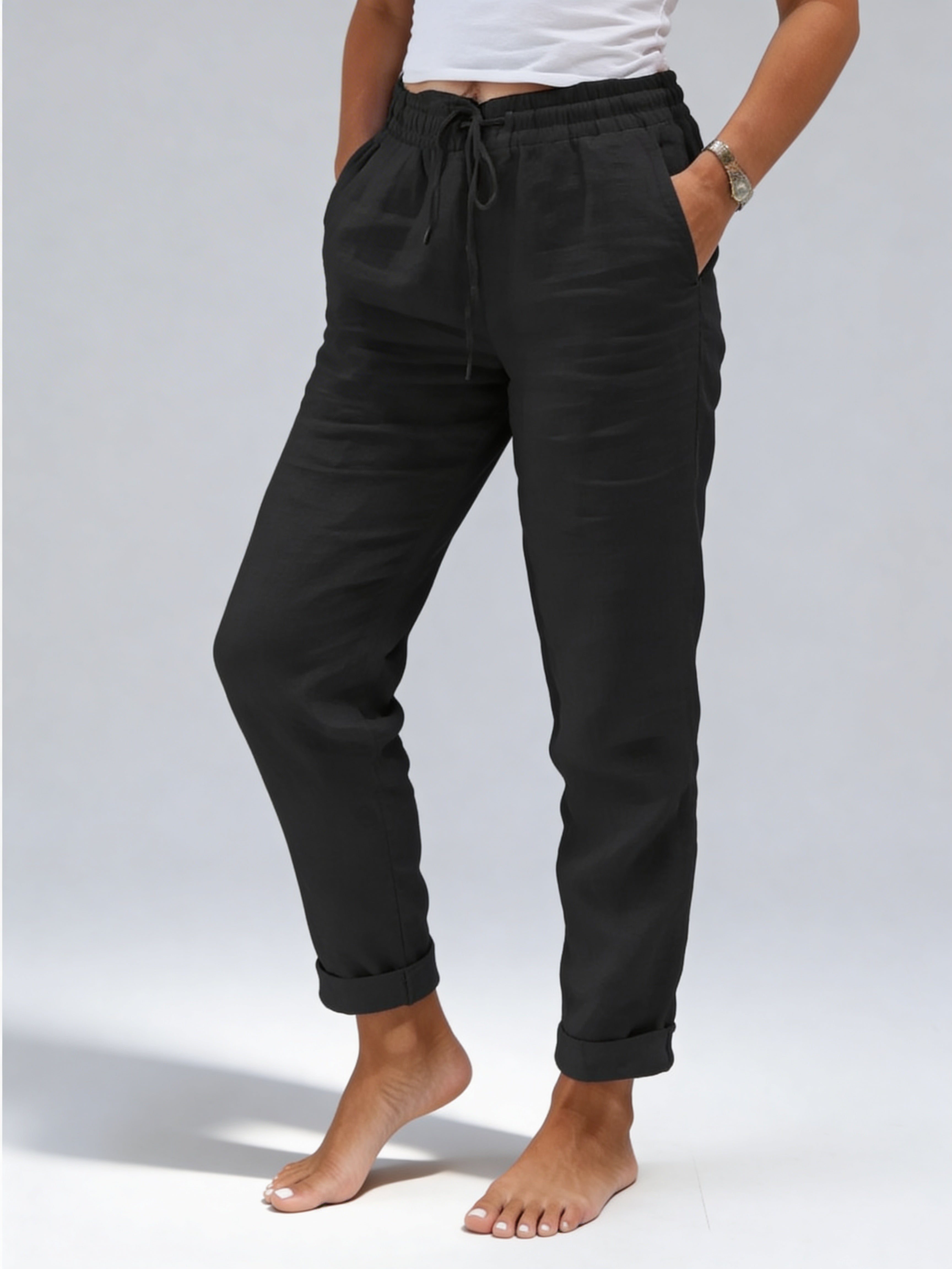 Pantalon d'été noir absolu pour femme, coupe large et confortable pour un look chic décontracté.