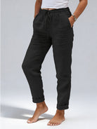 Pantalon d'été noir absolu pour femme, coupe large et confortable pour un look chic décontracté.