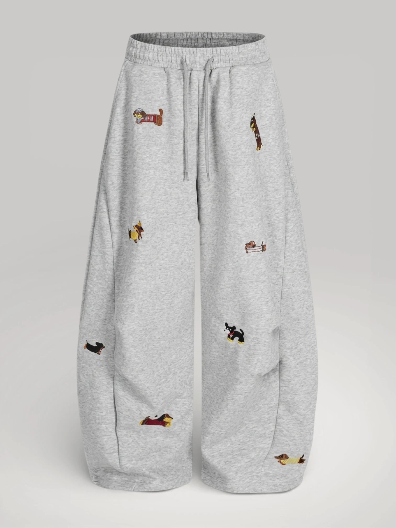 detail-broderie-chien-teckel-sur-pantalon-jogging-gris
