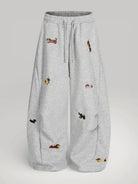 detail-broderie-chien-teckel-sur-pantalon-jogging-gris