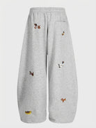 Vue dos du pantalon de jogging gris oversize avec broderie teckel - Urbain Couture