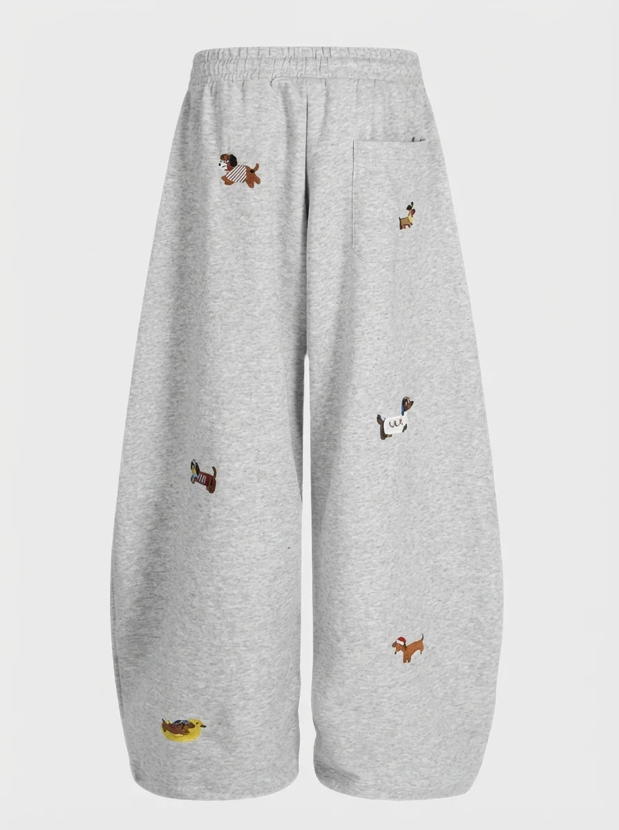 Vue dos du pantalon de jogging gris oversize avec broderie teckel - Urbain Couture