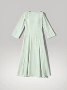 Robe longue fluide pour femme de couleur vert sauge avec manches longues et coupe évasée.