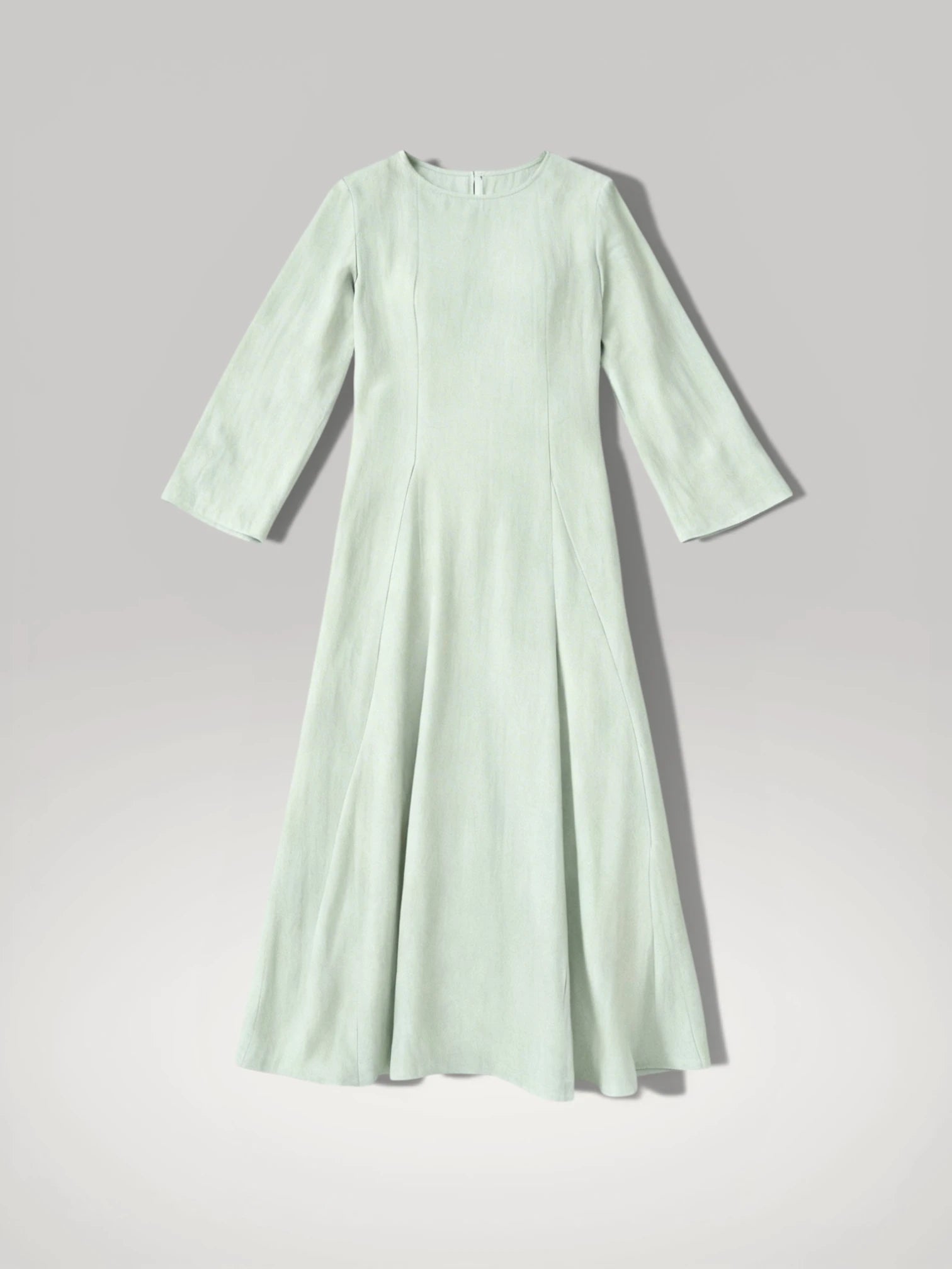 Robe longue fluide pour femme de couleur vert sauge avec manches longues et coupe évasée.