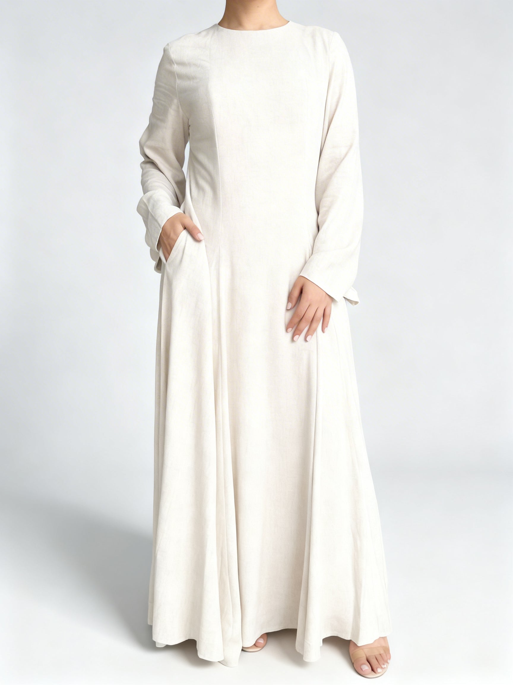 Robe de soirée en soie satinée beige champagne coupe fluide.