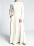 Robe de soirée en soie satinée beige champagne coupe fluide.