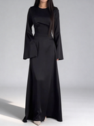 Vue de face de la robe longue fluide pour femme en noir, avec taille ajustée et manches longues.