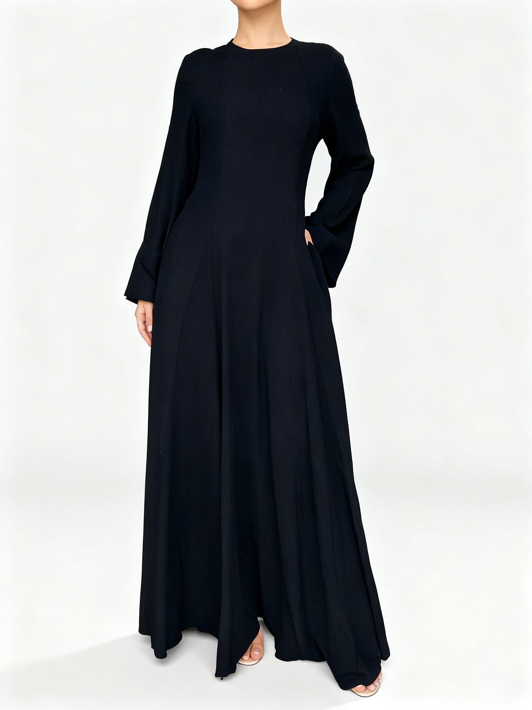 Robe longue noire fluide style modest fashion chic.