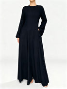 Robe longue noire fluide style modest fashion chic.