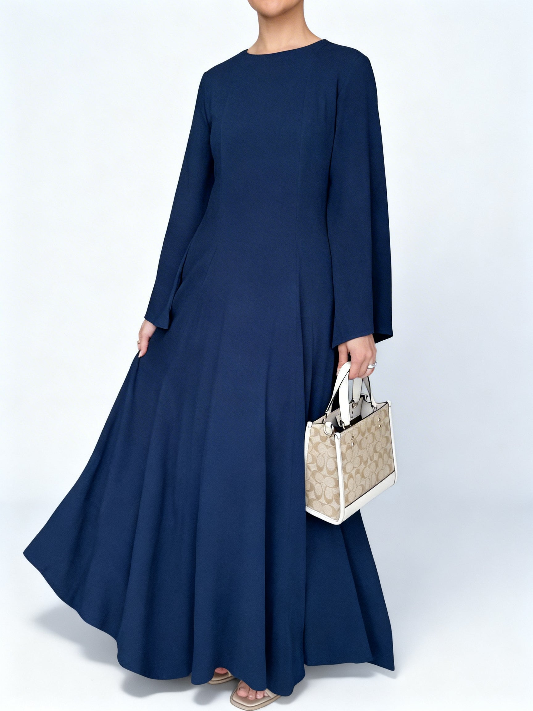 Robe longue élégante bleu nuit profond pour femme.