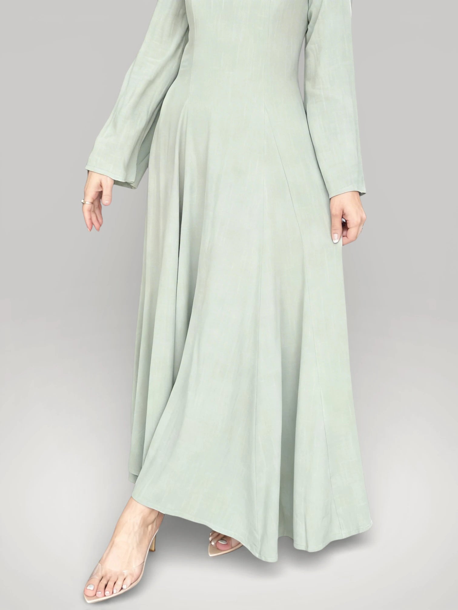 Robe longue évasée Sultana en couleur vert sauge impériale.