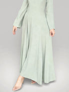 Robe longue évasée Sultana en couleur vert sauge impériale.