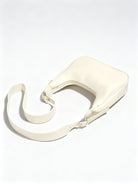 Vue de profil du sac bandoulière Croissant en cuir PU premium ivoire.