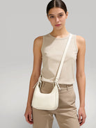 Sac Croissant couleur ivoire porté à l'épaule par un mannequin - Urbain Couture.