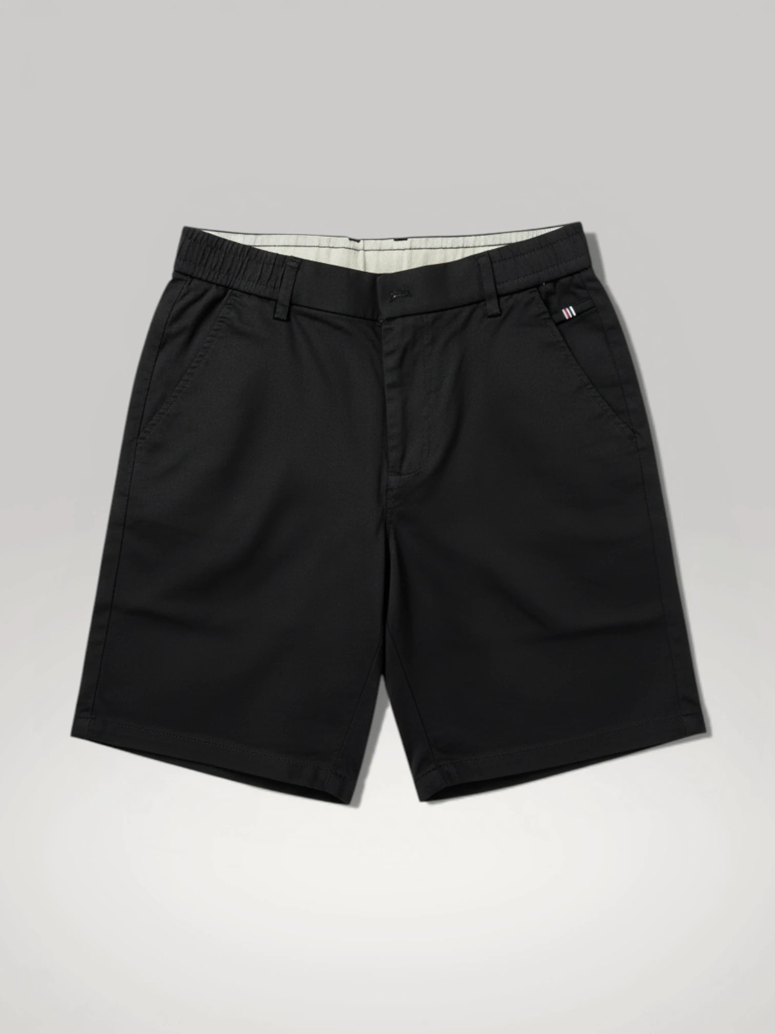 Vue à plat d'un short chino noir pour homme - Détails des poches et de la taille, Urbain Couture.