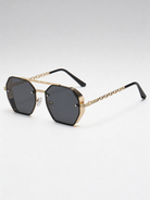 Lunettes de soleil unisexes avec monture or et noir, incluant une chaîne dorée élégante, style luxe parisien.