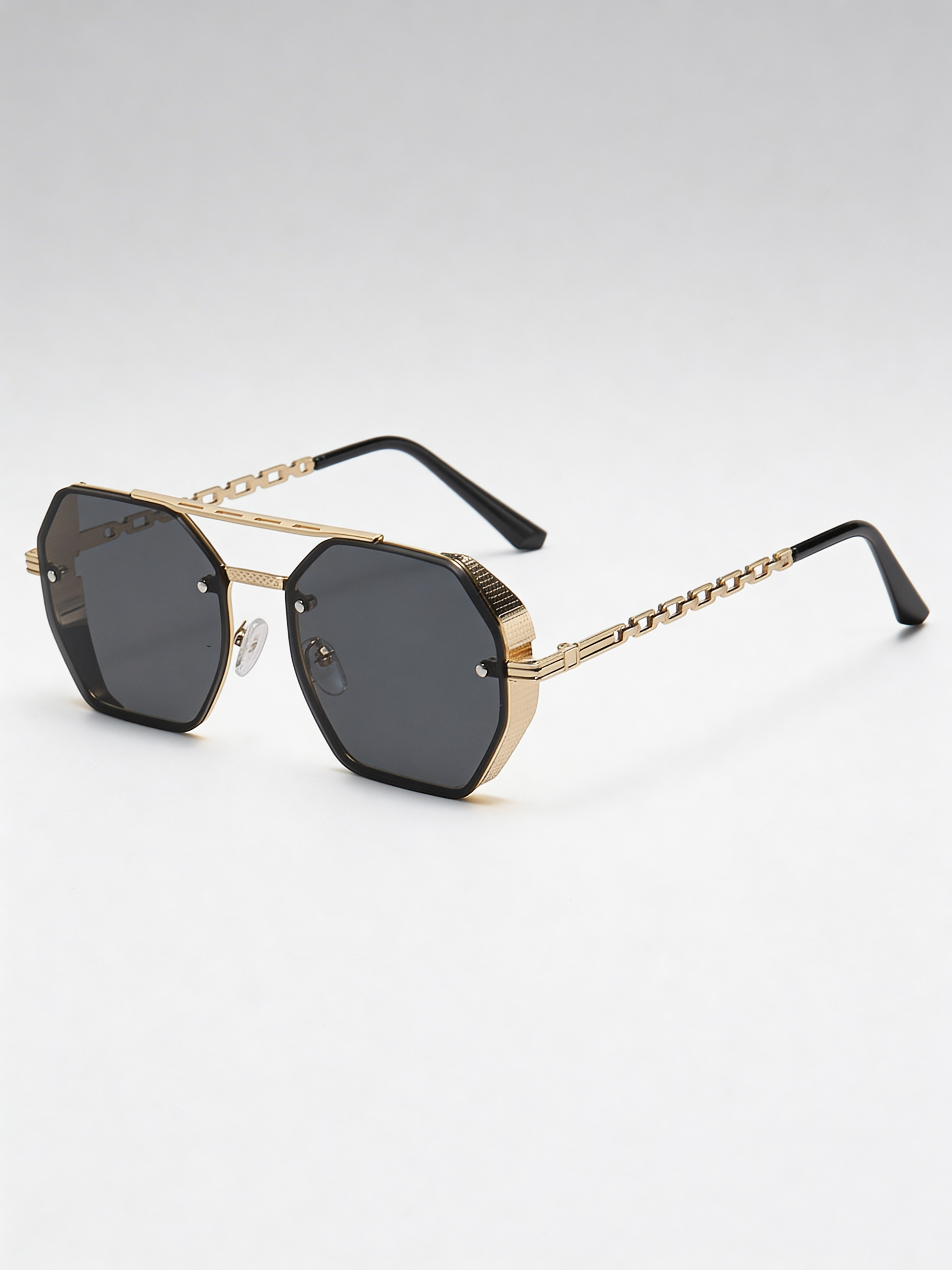 Lunettes de soleil unisexes avec monture or et noir, incluant une chaîne dorée élégante, style luxe parisien.
