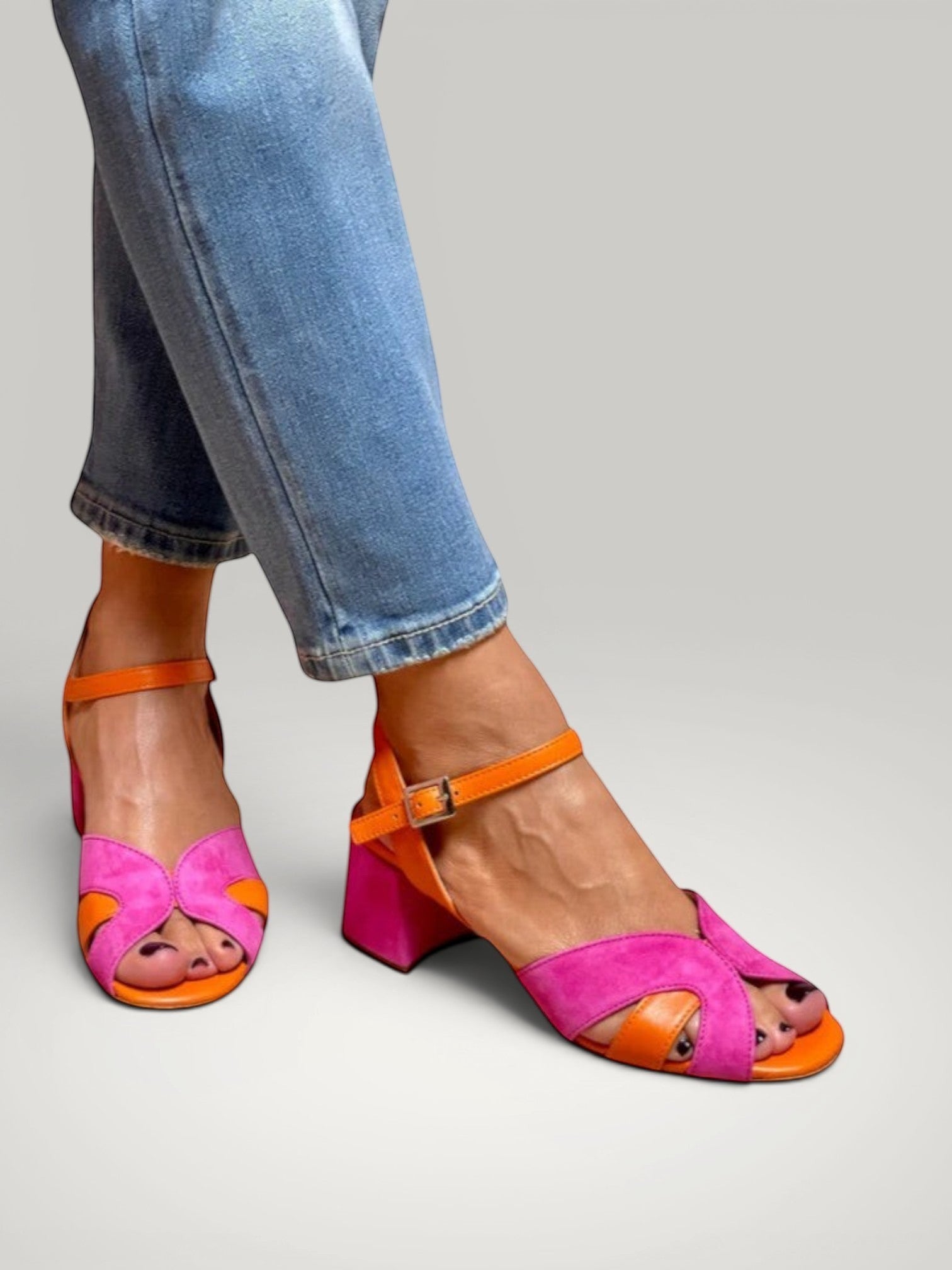 Urbain Couture oranje en roze suède sandalen met blokhak en verstelbare enkelband.