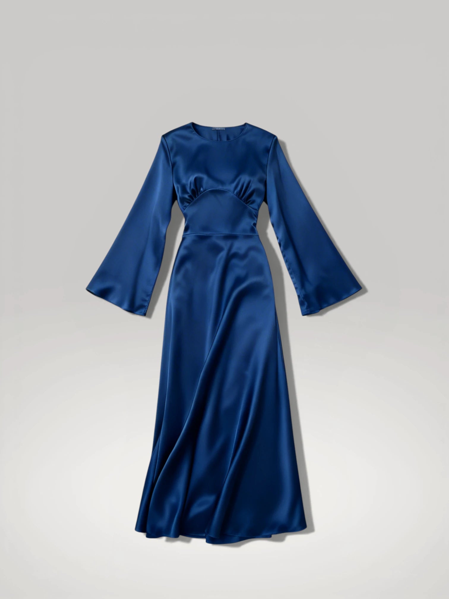 Vue à plat de la robe longue fluide en satin bleu foncé, montrant la coupe cintrée à la taille et les manches évasées.