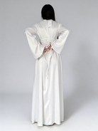 Vue de dos de la robe longue fluide en satin blanc, montrant la coupe fluide et la chute du tissu.
